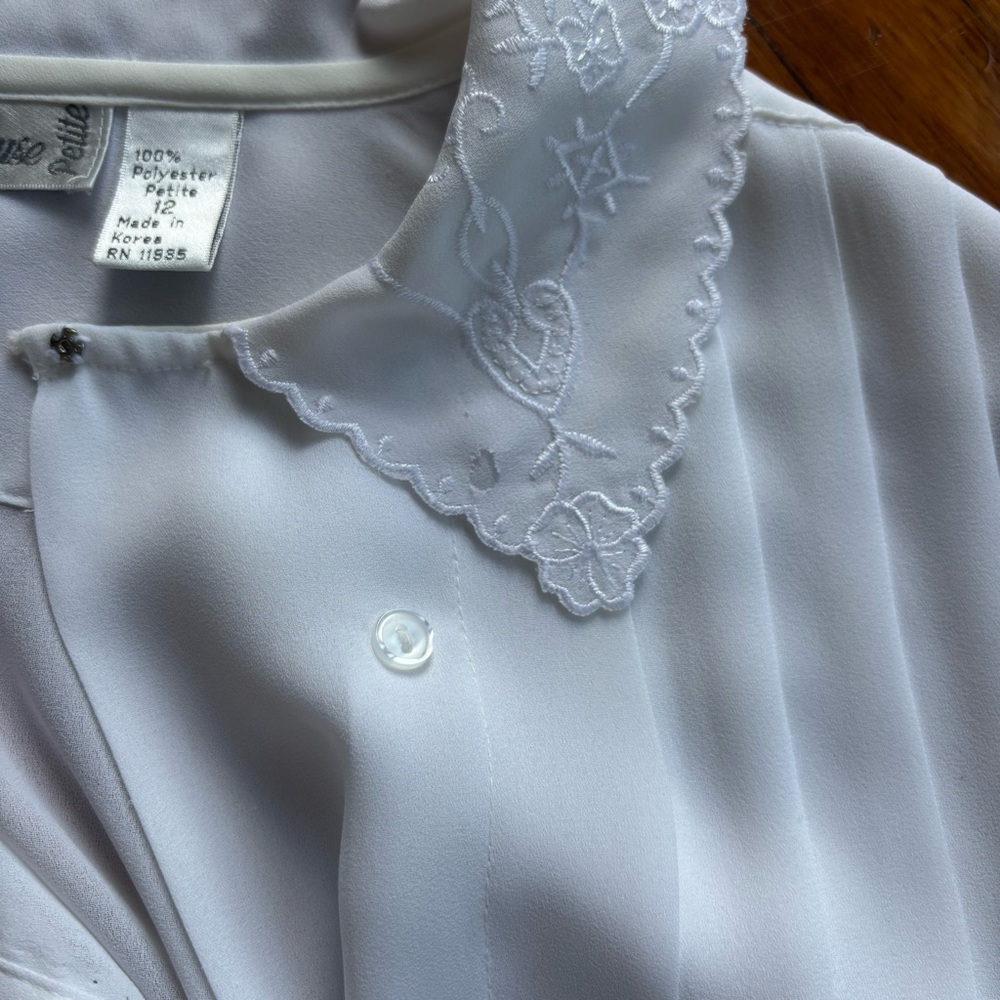 ๐ SOLD ๐ Vintage 80s Sheer White Pleated Lace Loop Collar Short Sleeve Blouse M - Picture 7 of 9